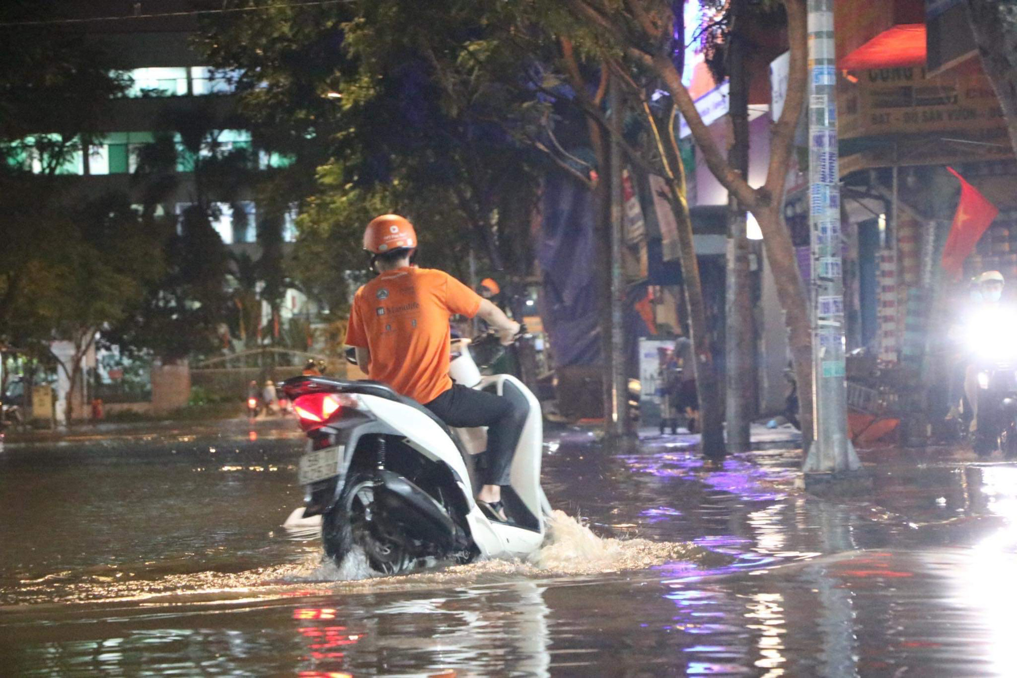 TP HCM: Triều cường kết hợp mưa lớn g&acirc;y ngập nặng - Ảnh 2.