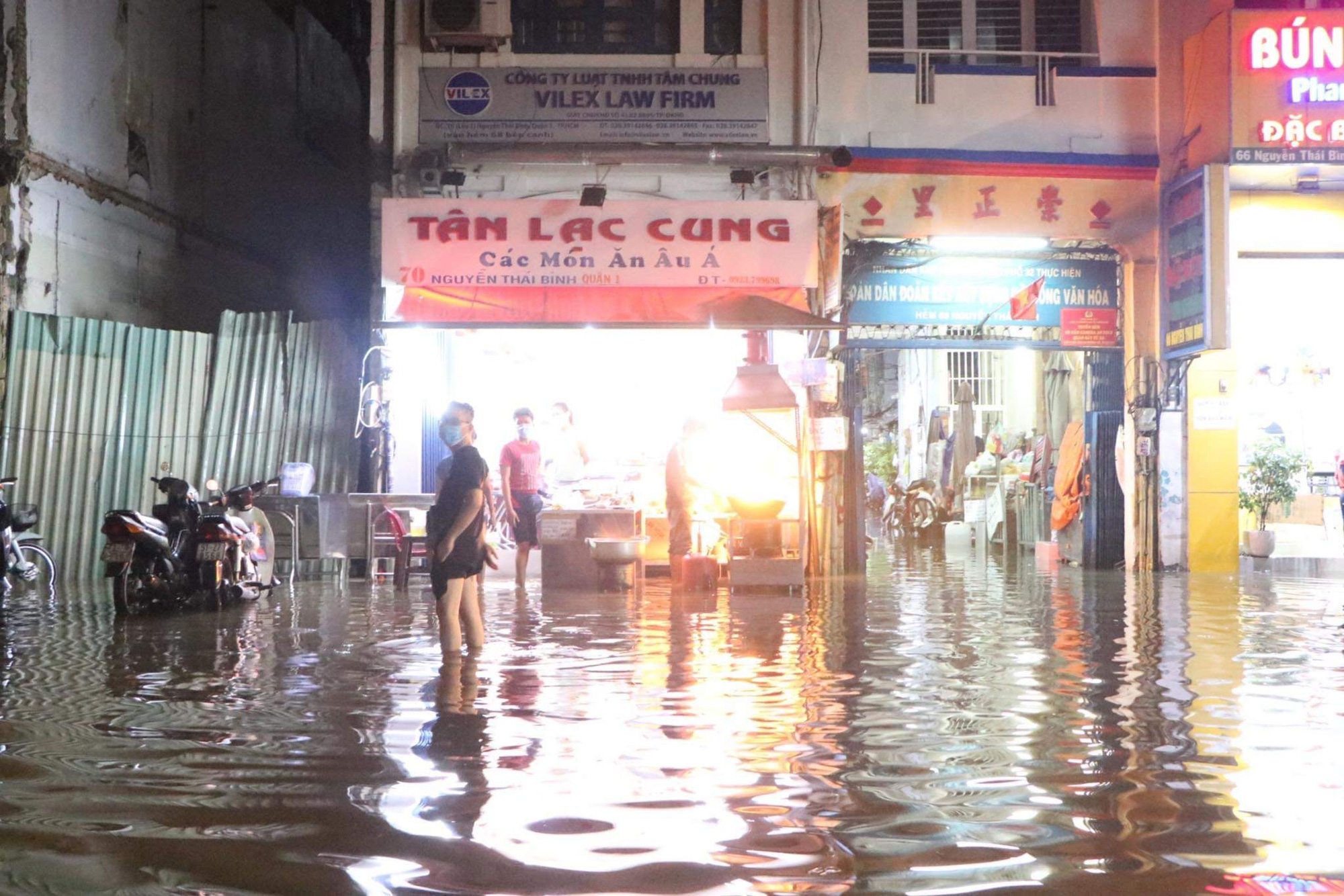 TP HCM: Triều cường kết hợp mưa lớn g&acirc;y ngập nặng - Ảnh 4.