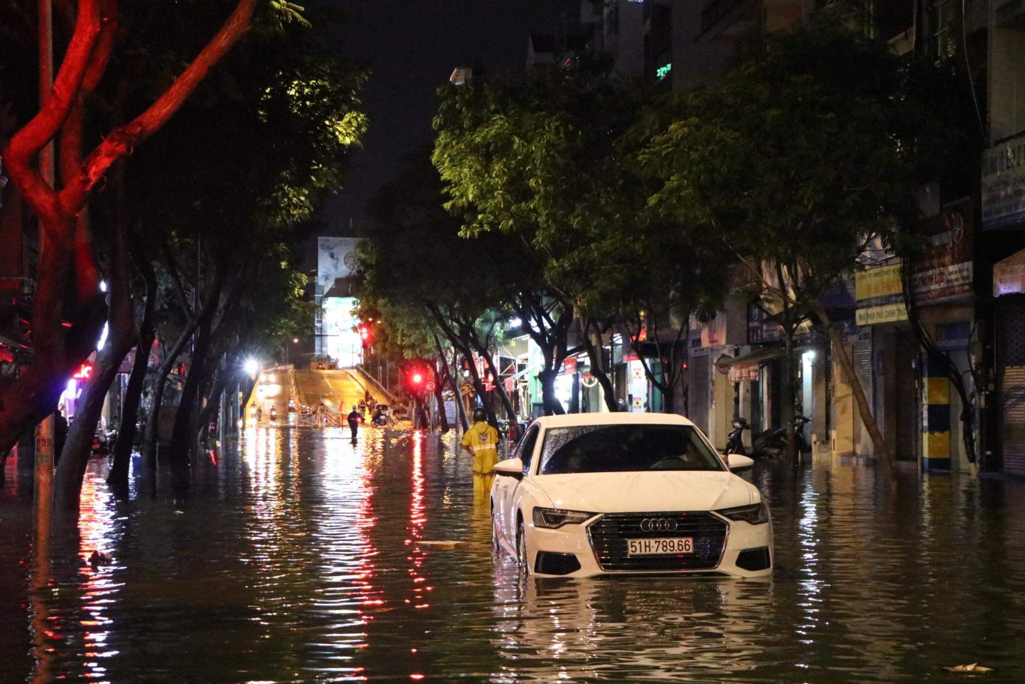 TP HCM: Triều cường kết hợp mưa lớn g&acirc;y ngập nặng - Ảnh 5.