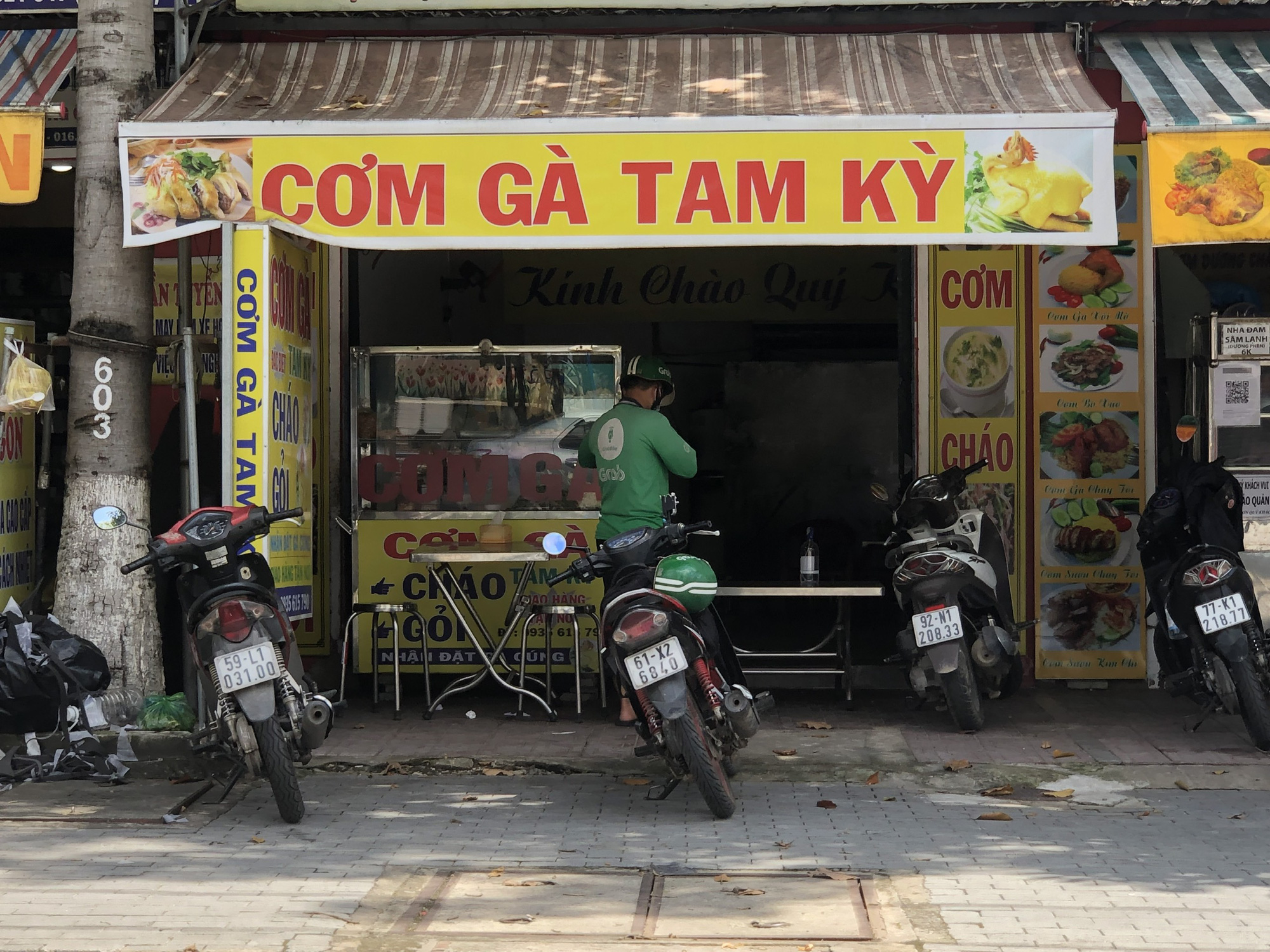 B&igrave;nh Dương: Nh&agrave; h&agrave;ng, qu&aacute;n c&agrave; ph&ecirc; vắng kh&aacute;ch ng&agrave;y đầu mở cửa lại - Ảnh 4.