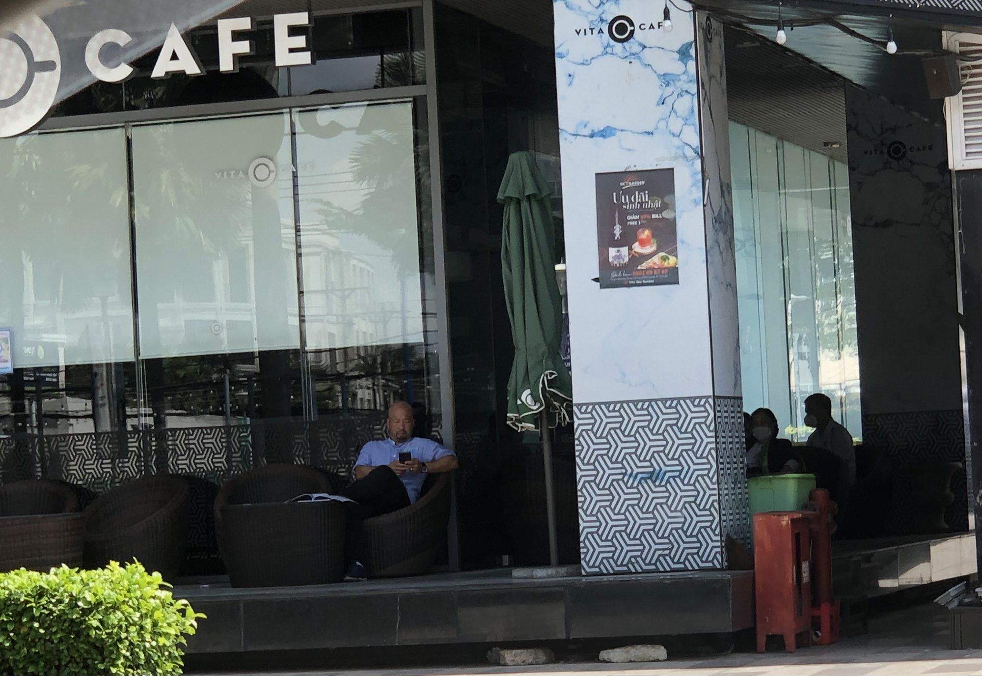 B&igrave;nh Dương: Nh&agrave; h&agrave;ng, qu&aacute;n c&agrave; ph&ecirc; vắng kh&aacute;ch ng&agrave;y đầu mở cửa lại - Ảnh 2.