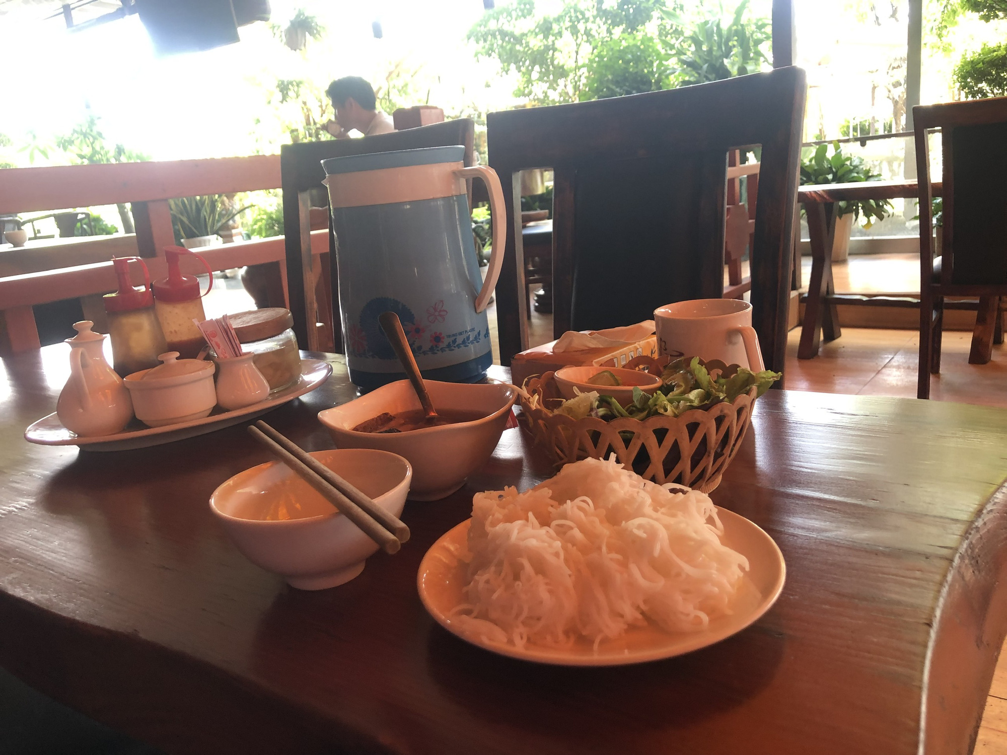 B&igrave;nh Dương: Nh&agrave; h&agrave;ng, qu&aacute;n c&agrave; ph&ecirc; vắng kh&aacute;ch ng&agrave;y đầu mở cửa lại - Ảnh 1.