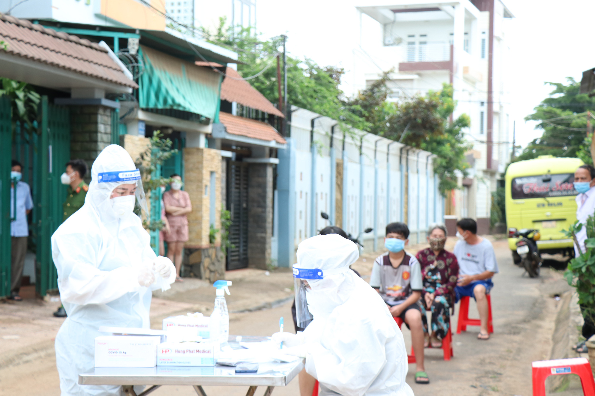 Nhiều ca bệnh ngo&agrave;i cộng đồng, TP Bu&ocirc;n Ma Thuột sẽ dừng hoạt động ăn uống tại chỗ - Ảnh 2.
