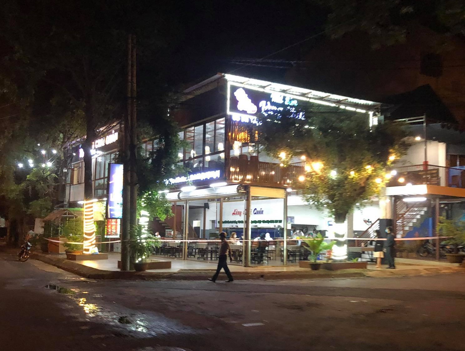 Nhiều ca bệnh ngo&agrave;i cộng đồng, TP Bu&ocirc;n Ma Thuột sẽ dừng hoạt động ăn uống tại chỗ - Ảnh 1.