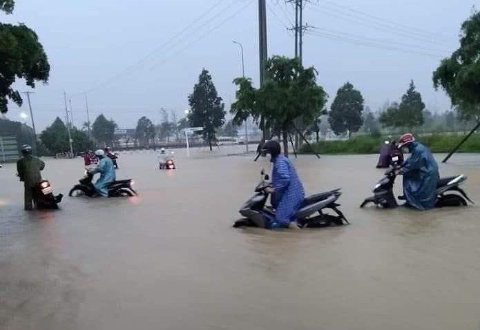 Th&agrave;nh phố Quảng Ng&atilde;i t&ecirc; liệt, Quốc lộ 1 bị lũ chia cắt nhiều nơi - Ảnh 7.
