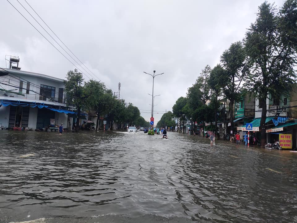 Th&agrave;nh phố Quảng Ng&atilde;i t&ecirc; liệt, Quốc lộ 1 bị lũ chia cắt nhiều nơi - Ảnh 6.