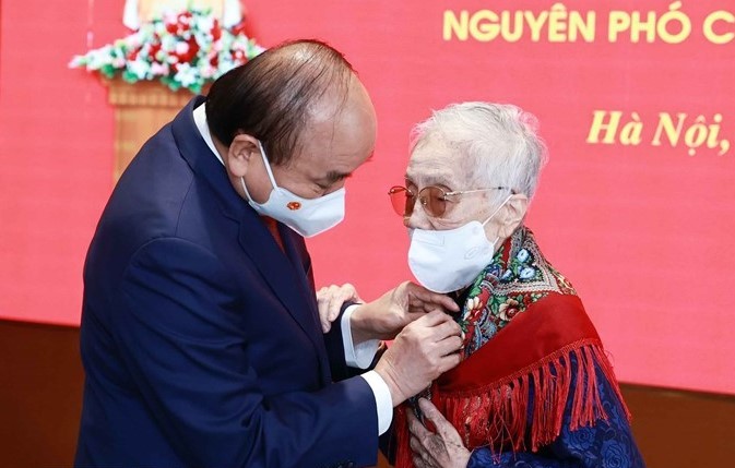 Chủ tịch nước trao Huy hiệu 75 năm tuổi Đảng tặng nguyên Phó Chủ tịch nước Nguyễn Thị Bình