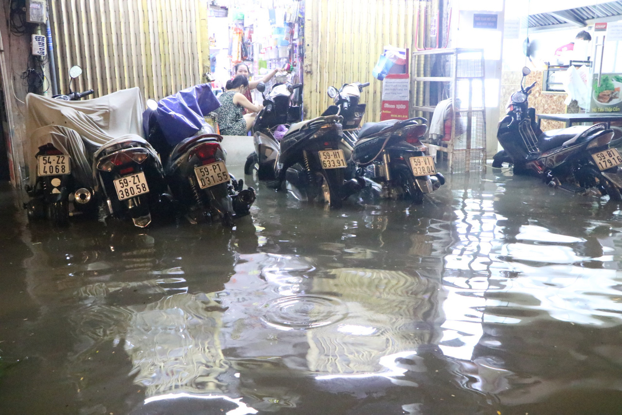 Khu trung tâm TP HCM lại ngập