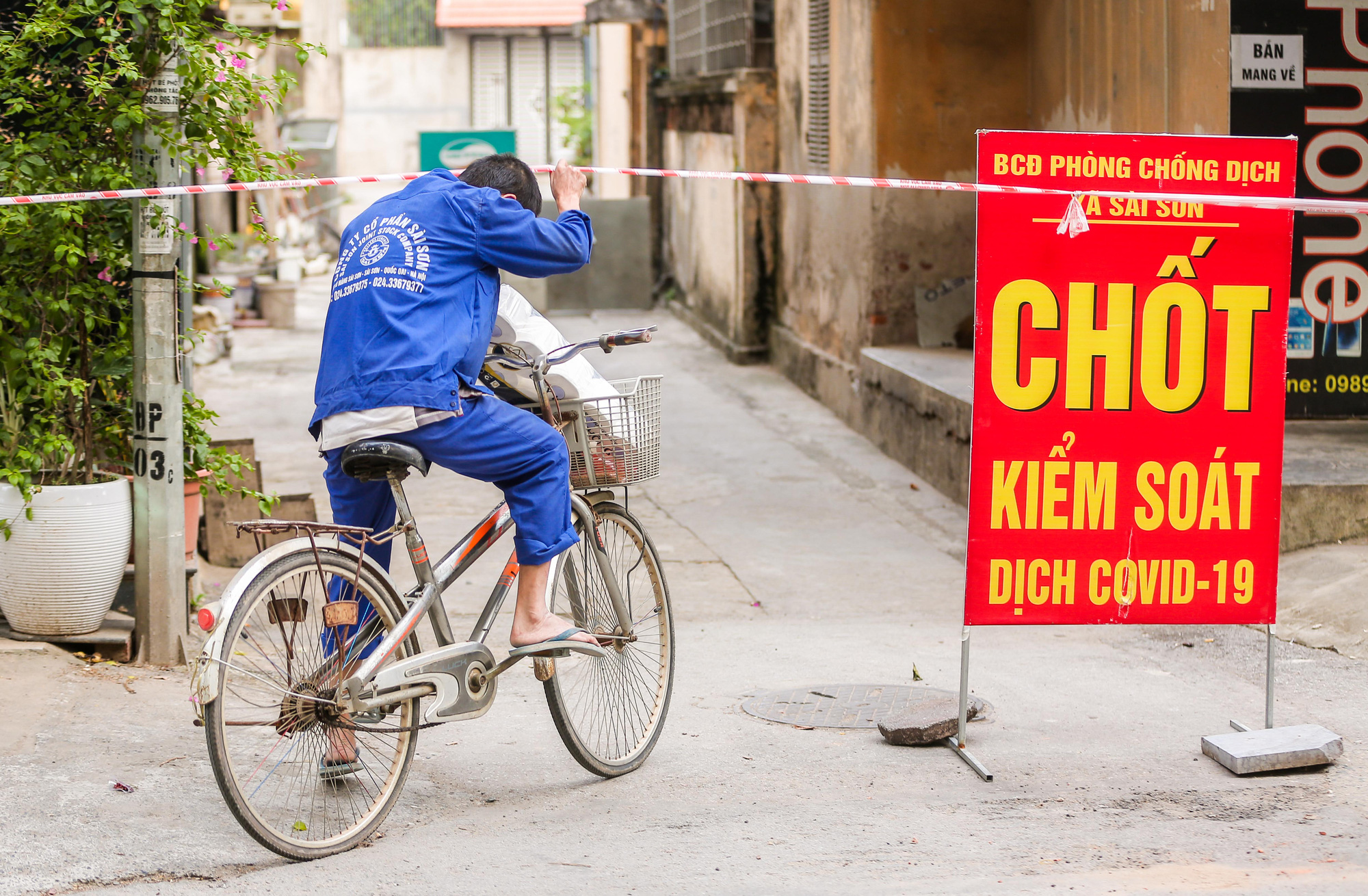 CLIP: Phong tỏa trụ sở TAND huyện, nhiều điểm li&ecirc;n quan ch&ugrave;m 7 ca mắc Covid-19 - Ảnh 16.