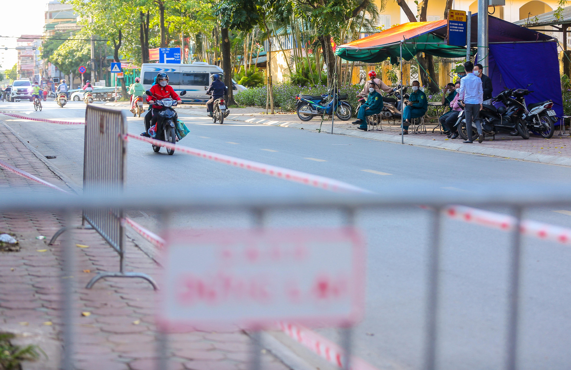 CLIP: Phong tỏa trụ sở TAND huyện, nhiều điểm li&ecirc;n quan ch&ugrave;m 7 ca mắc Covid-19 - Ảnh 5.