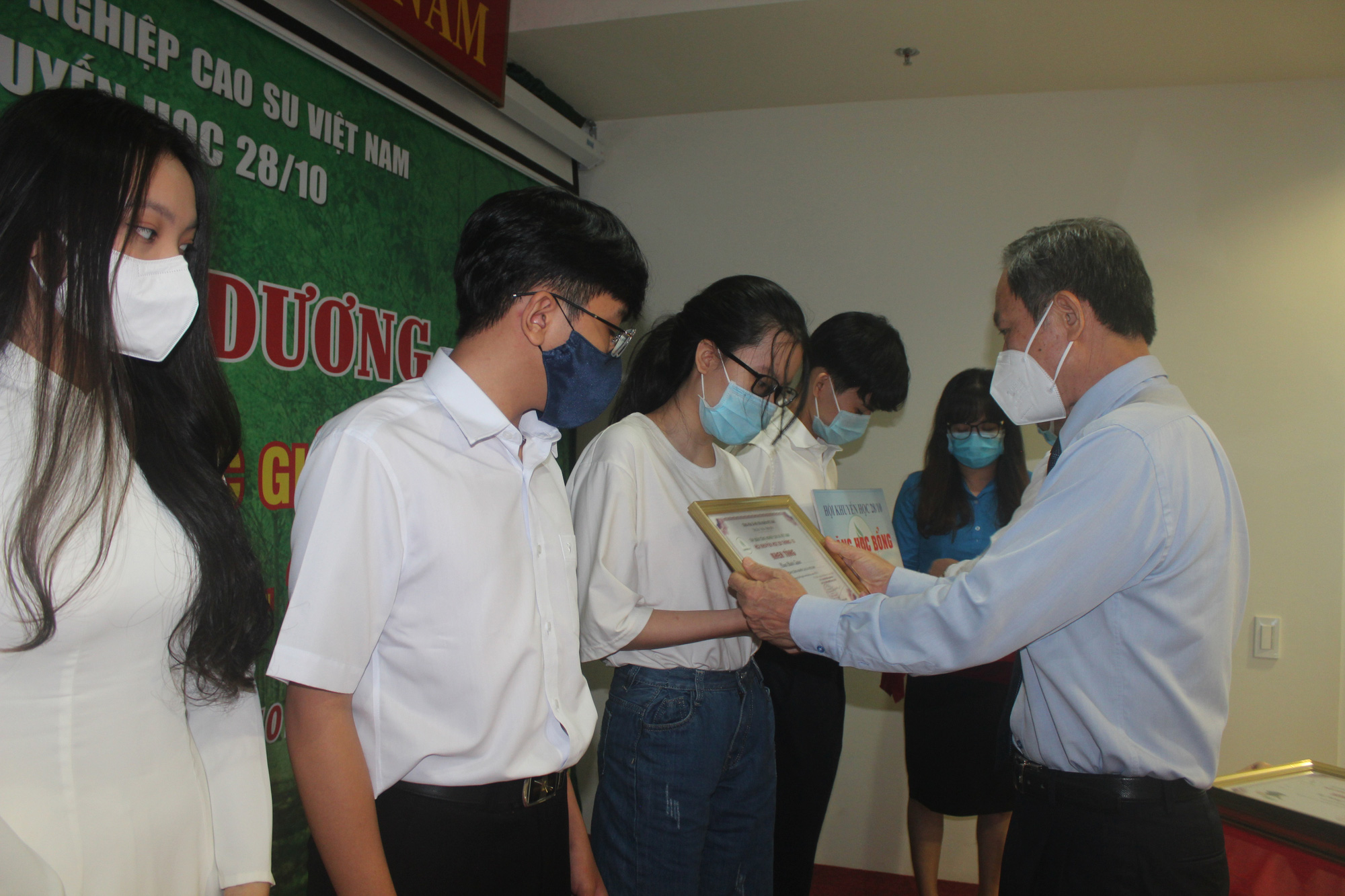 Tuyên dương 463 học sinh, sinh viên học giỏi, vượt khó