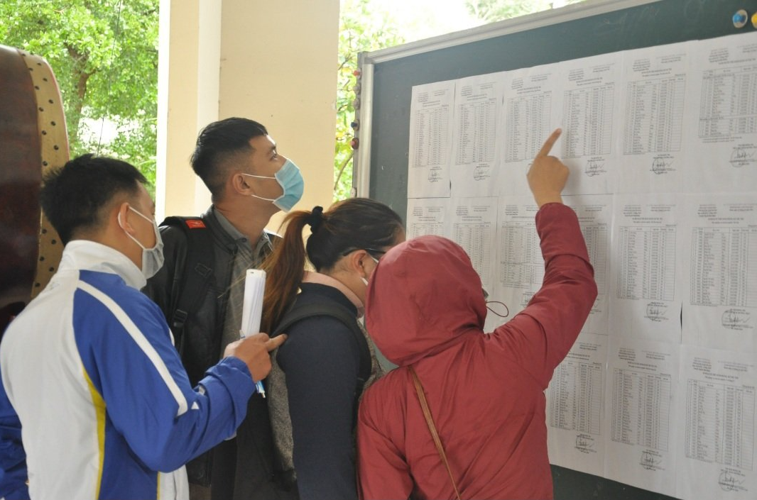 Quảng Nam: Hàng ngàn giáo viên vượt mưa lũ đi thi để rồi “ôm trái đắng”