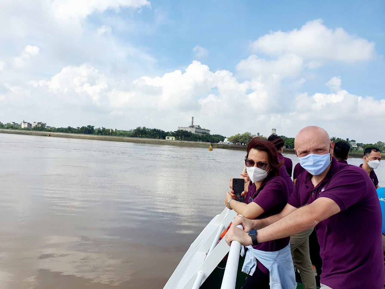Những du khách nước ngoài đầu tiên đi tour đường sông sau giãn cách