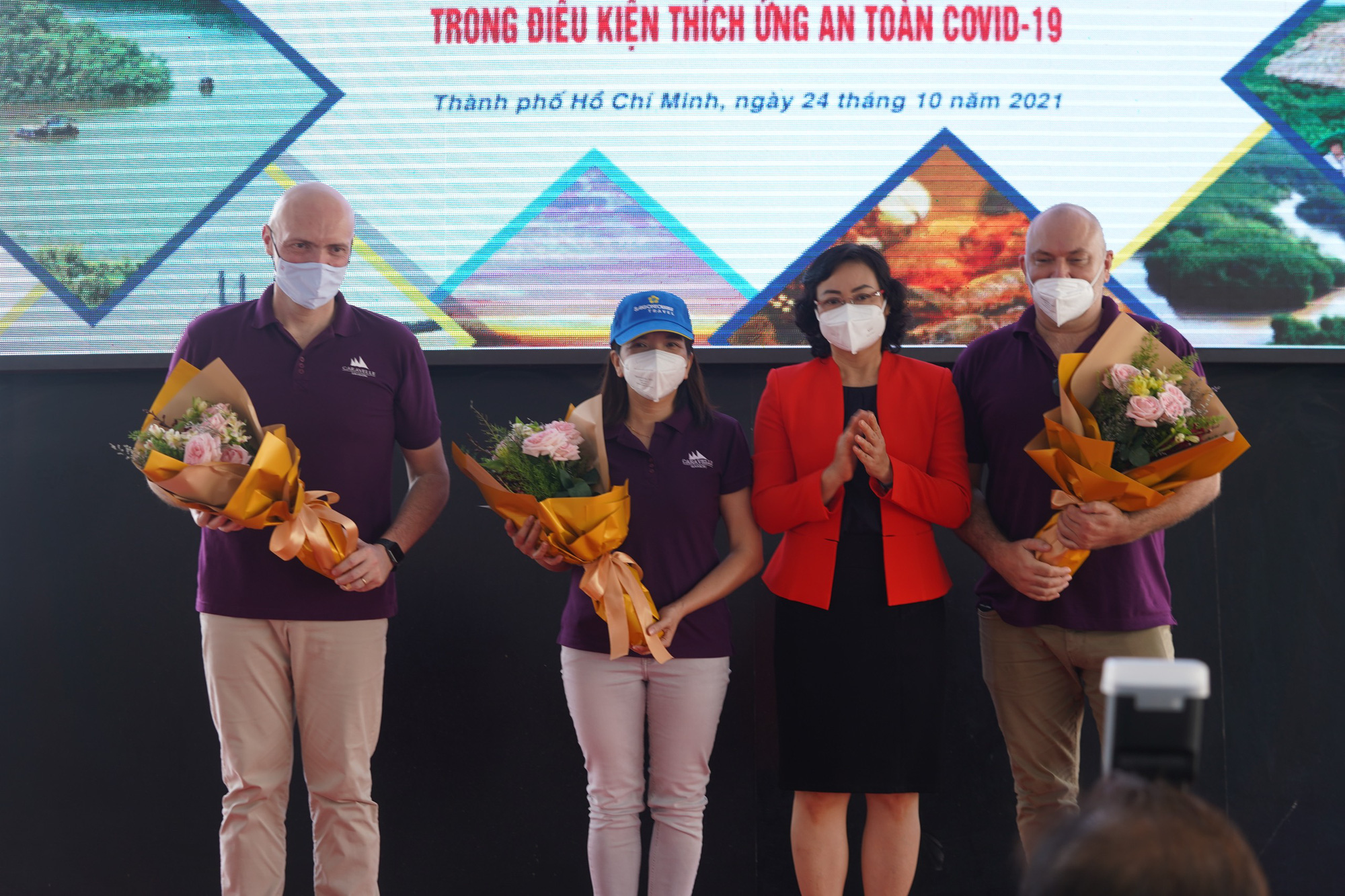 Những du kh&aacute;ch nước ngo&agrave;i đầu ti&ecirc;n đi tour đường s&ocirc;ng sau gi&atilde;n c&aacute;ch - Ảnh 1.