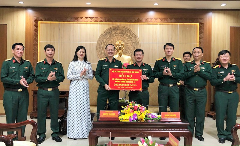 Bộ Tư lệnh TP Hồ Ch&iacute; Minh hỗ trợ 200 triệu đồng cho Quảng B&igrave;nh chống dịch Covid-19 - Ảnh 1.