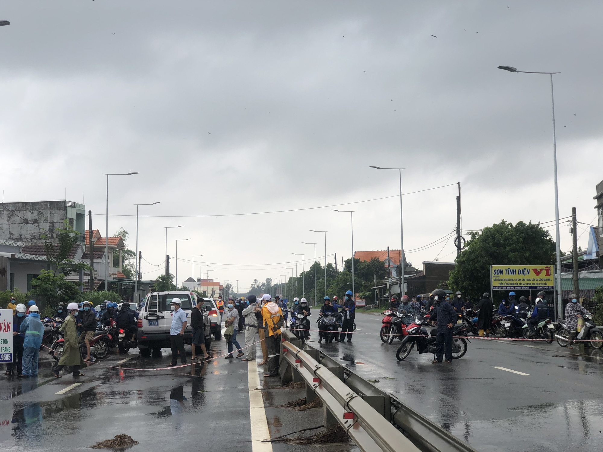 Giao thông TP Quảng Ngãi tê liệt, Quốc lộ 1 bị lũ chia cắt nhiều nơi