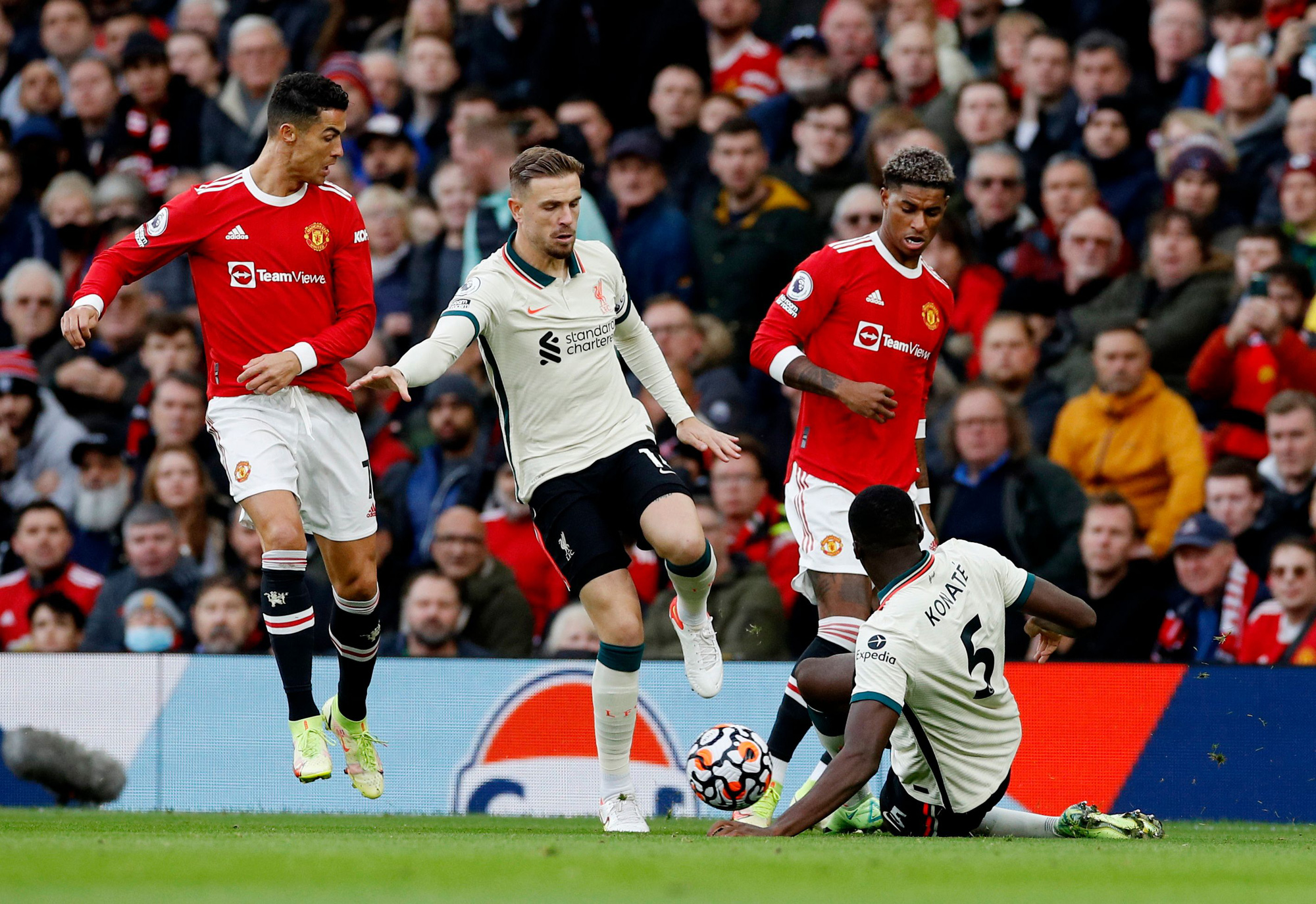 Ronaldo bị chê tơi bời sau trận thảm bại trước Liverpool - Ảnh 1.