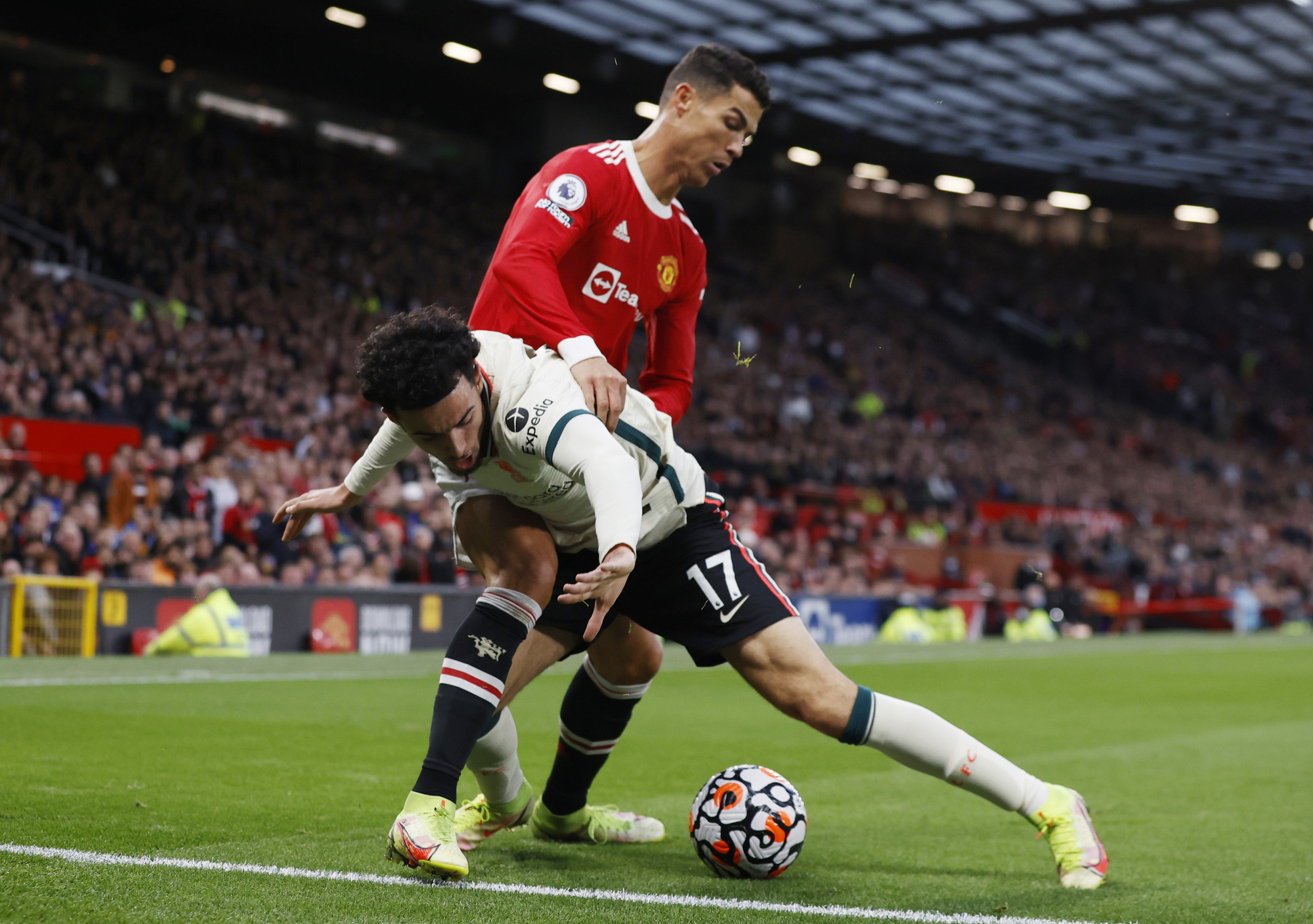 Ronaldo bị chê tơi bời sau trận thảm bại trước Liverpool - Ảnh 4.
