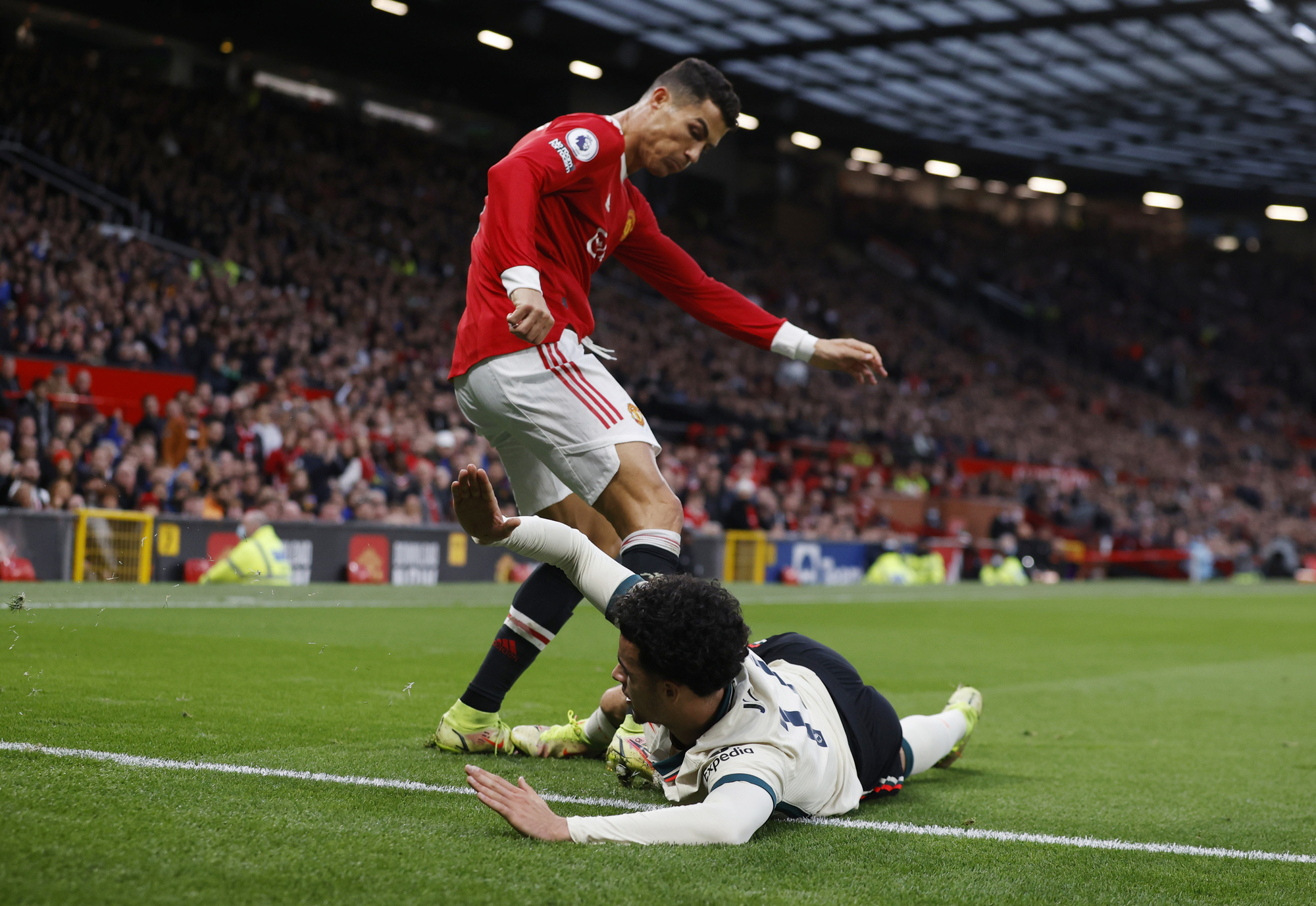 Ronaldo bị chê tơi bời sau trận thảm bại trước Liverpool - Ảnh 5.