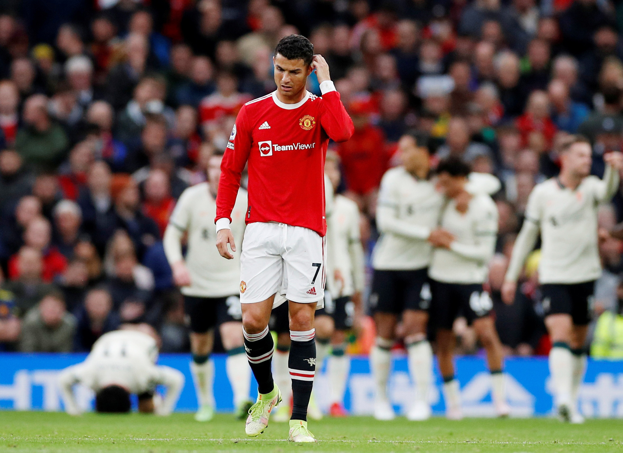 Ronaldo bị chê tơi bời sau trận thảm bại trước Liverpool
