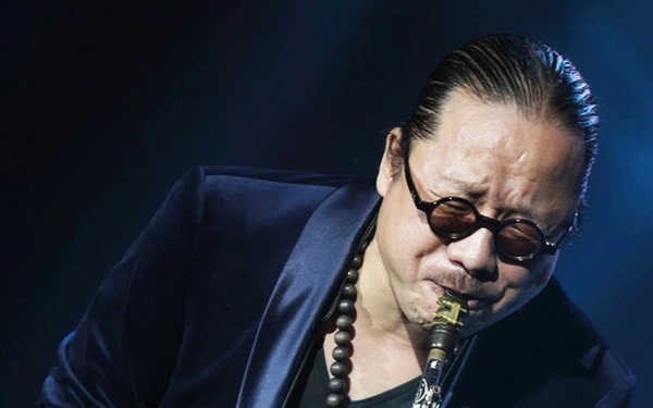 Nghệ sĩ Trần Mạnh Tuấn thổi saxophone cùng nhạc sĩ Trần Tiến đàn hát trong bệnh viện
