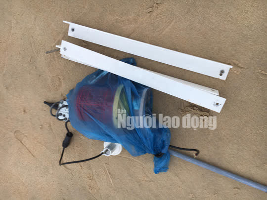 Một căn nh&agrave; v&agrave; phao h&agrave;ng hải c&oacute; chữ Trung Quốc dạt v&agrave;o bờ biển Thừa Thi&ecirc;n - Huế - Ảnh 2.