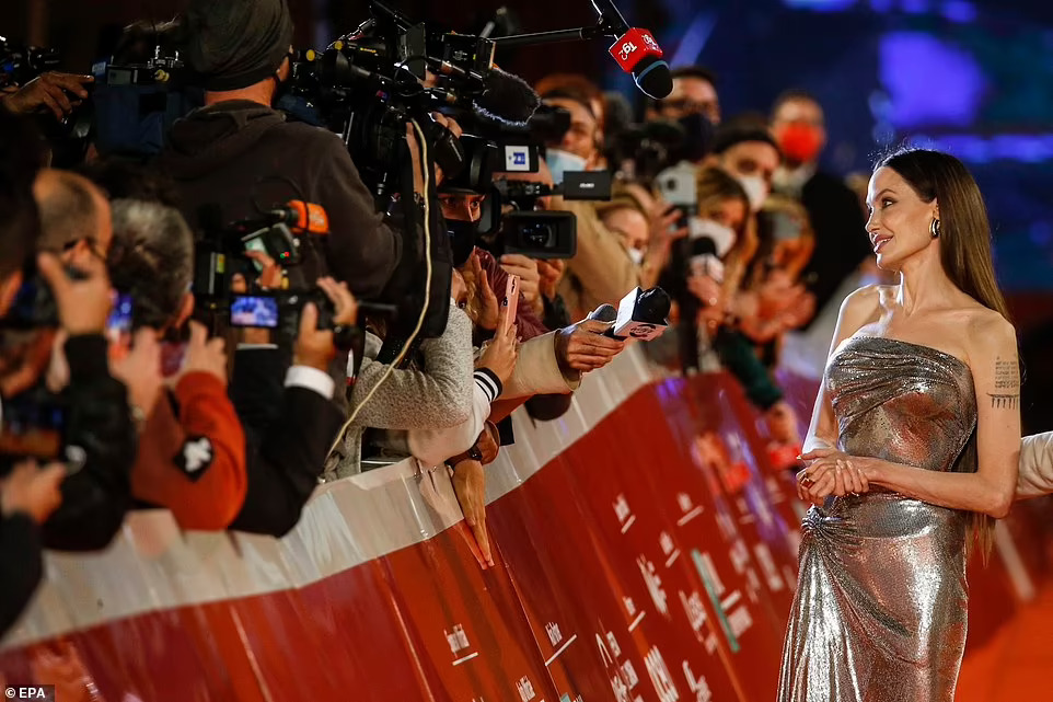 Angelina Jolie đẹp rạng ngời b&ecirc;n hai con g&aacute;i - Ảnh 5.