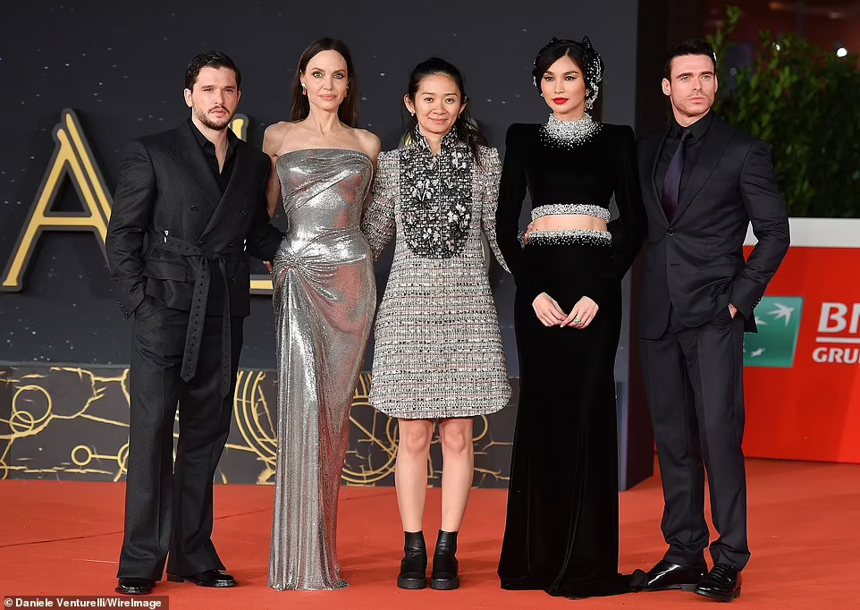 Angelina Jolie đẹp rạng ngời b&ecirc;n hai con g&aacute;i - Ảnh 7.