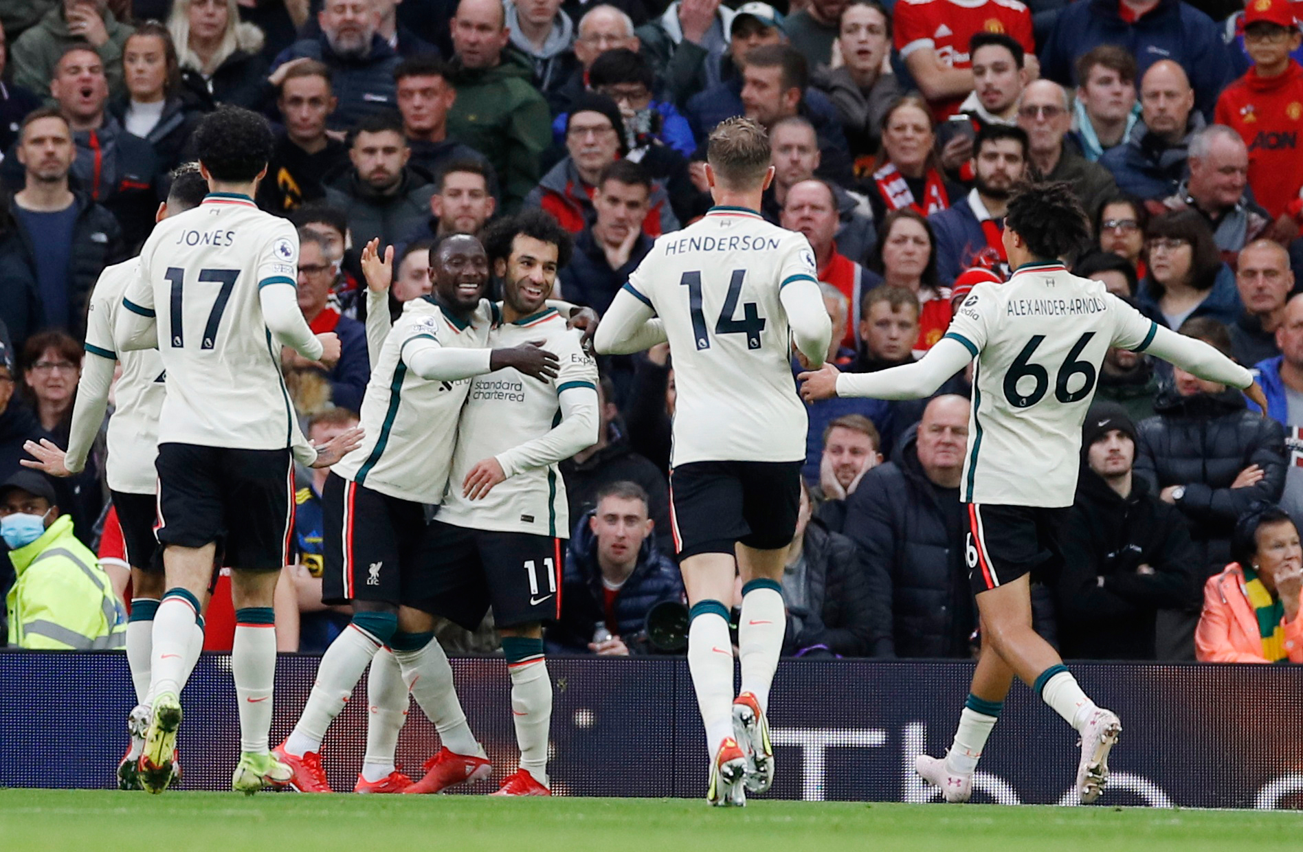 Ngoại hạng Anh dưới b&oacute;ng Liverpool - Ảnh 1.