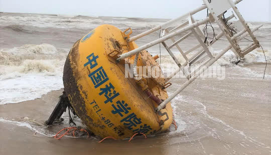 Một căn nh&agrave; v&agrave; phao h&agrave;ng hải c&oacute; chữ Trung Quốc dạt v&agrave;o bờ biển Thừa Thi&ecirc;n - Huế - Ảnh 1.