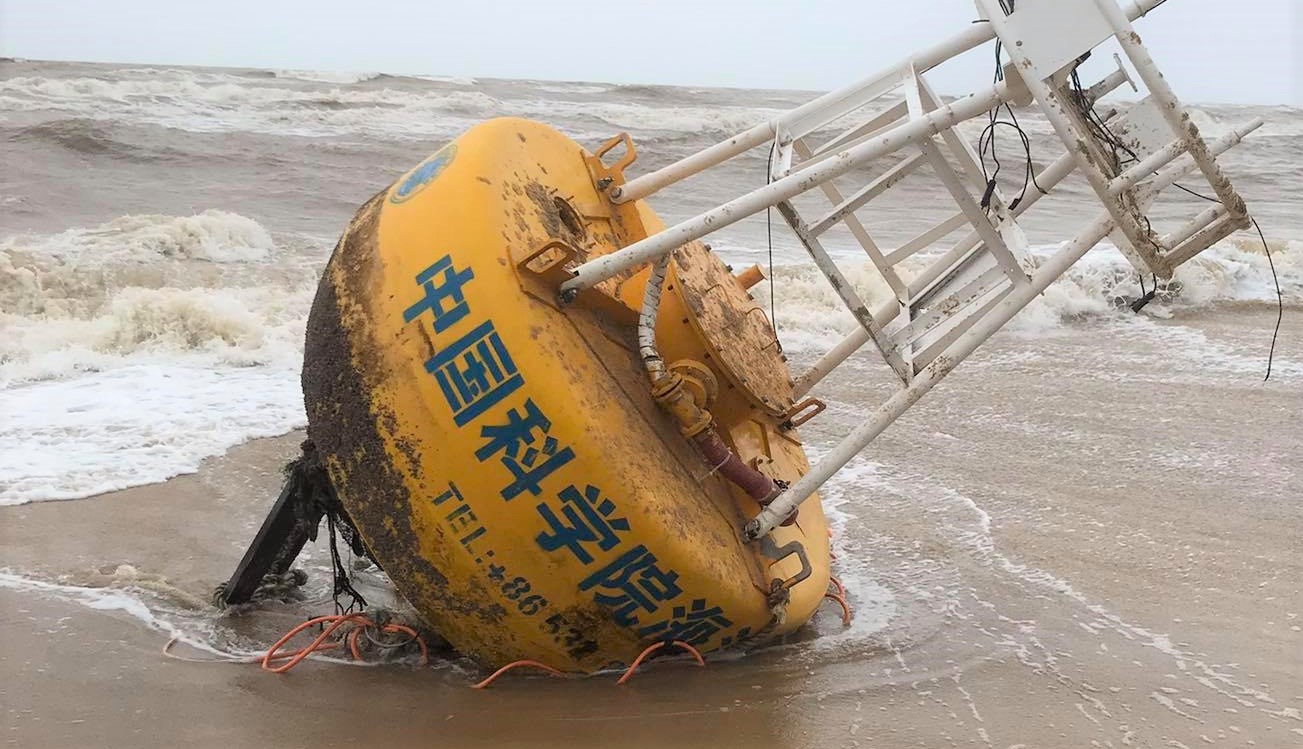 Một căn nhà và phao hàng hải có chữ Trung Quốc dạt vào bờ biển Thừa Thiên - Huế