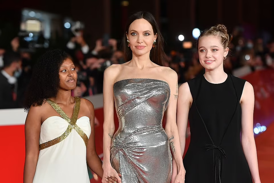Angelina Jolie đẹp rạng ngời bên hai con gái