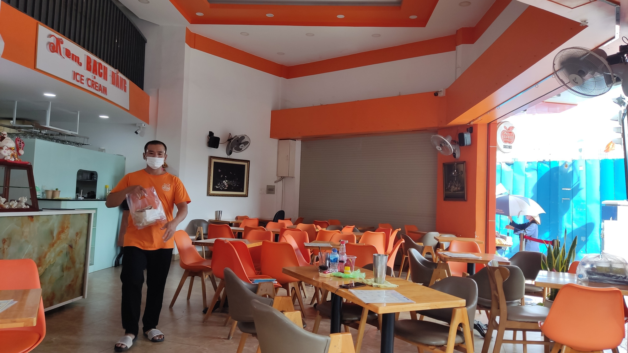 Hàng quán ăn uống tại chỗ ở TP HCM: Không rượu bia, máy lạnh