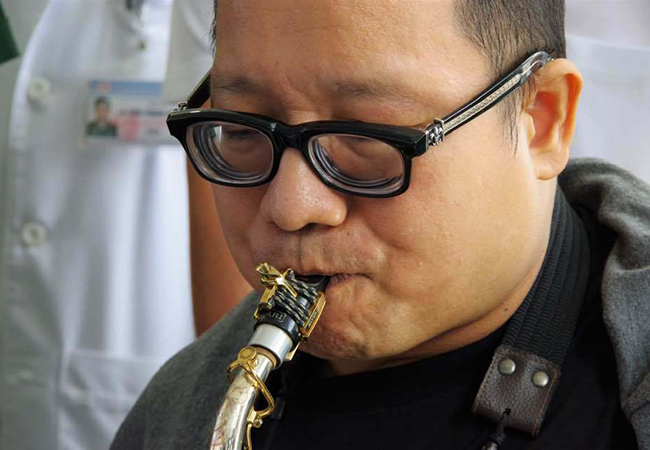 Nghệ sĩ Trần Mạnh Tuấn thổi saxophone c&ugrave;ng nhạc sĩ Trần Tiến đ&agrave;n h&aacute;t trong bệnh viện - Ảnh 2.