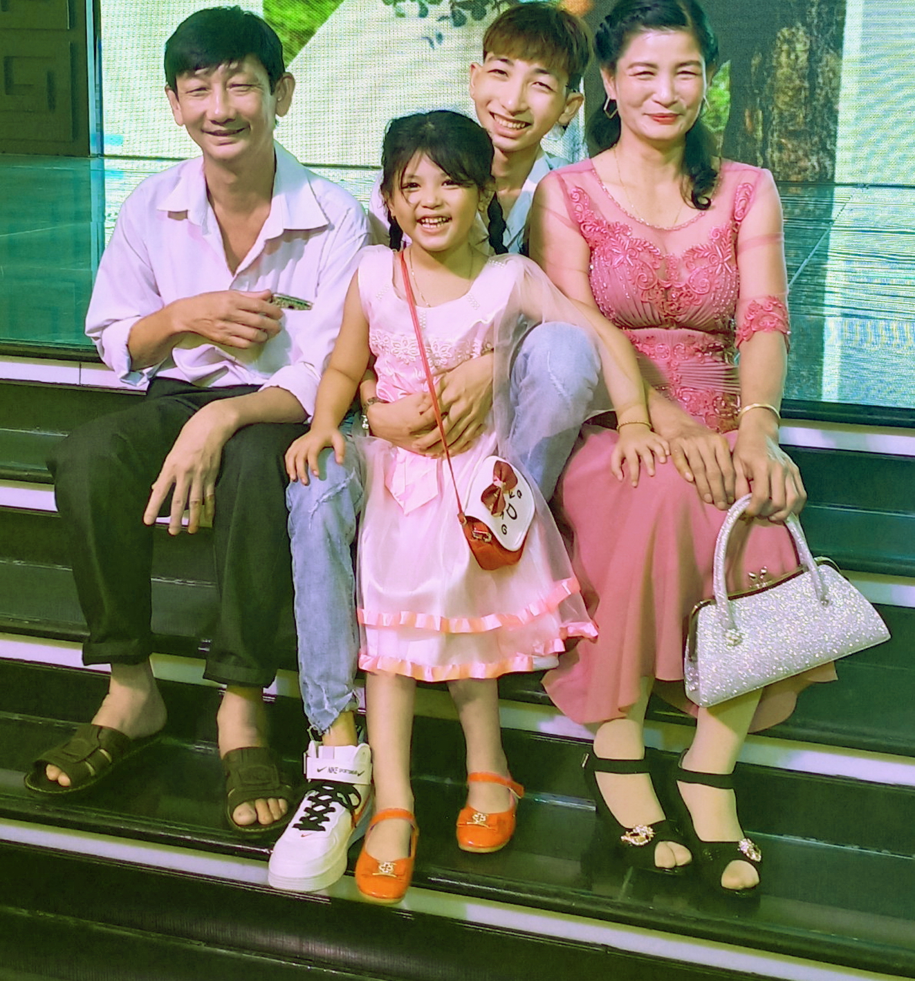Cuộc chuyển h&oacute;a ngoạn mục của &ocirc;ng chồng bạo h&agrave;nh - Ảnh 2.