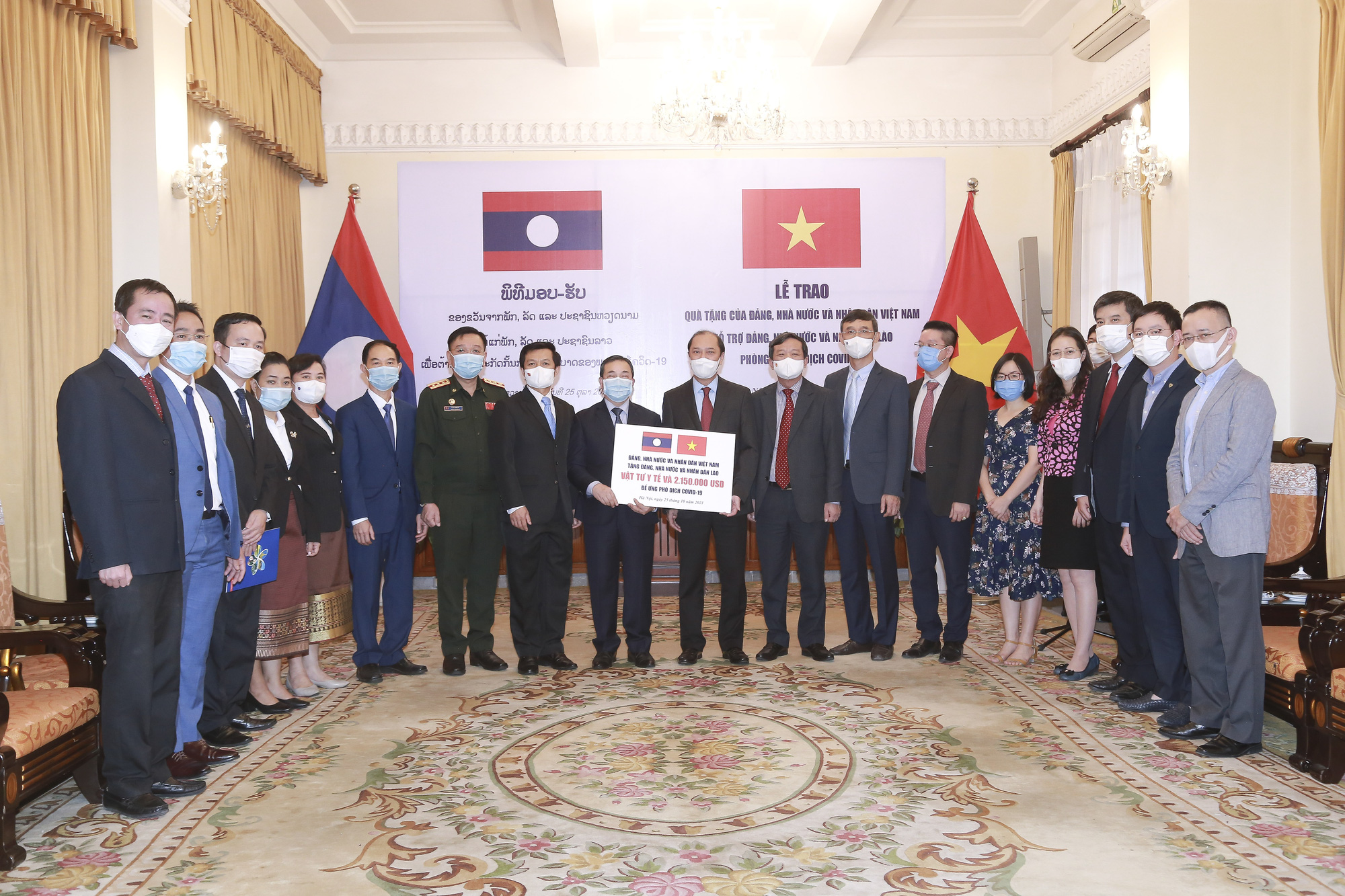 Việt Nam hỗ trợ khẩn cấp Lào hơn 2 triệu USD và vật tư y tế - Ảnh 2.