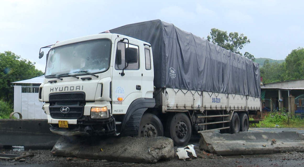Quốc lộ 1 qua Phú Yên "giăng bẫy" ổ voi, tai nạn liên tiếp xảy ra