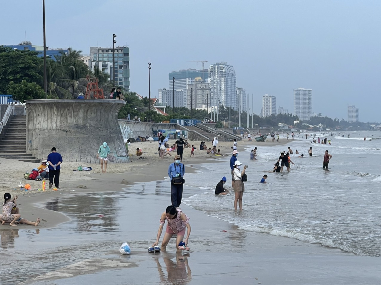Nhiều người từ TP HCM, Đồng Nai, Bình Dương về Vũng Tàu tắm biển