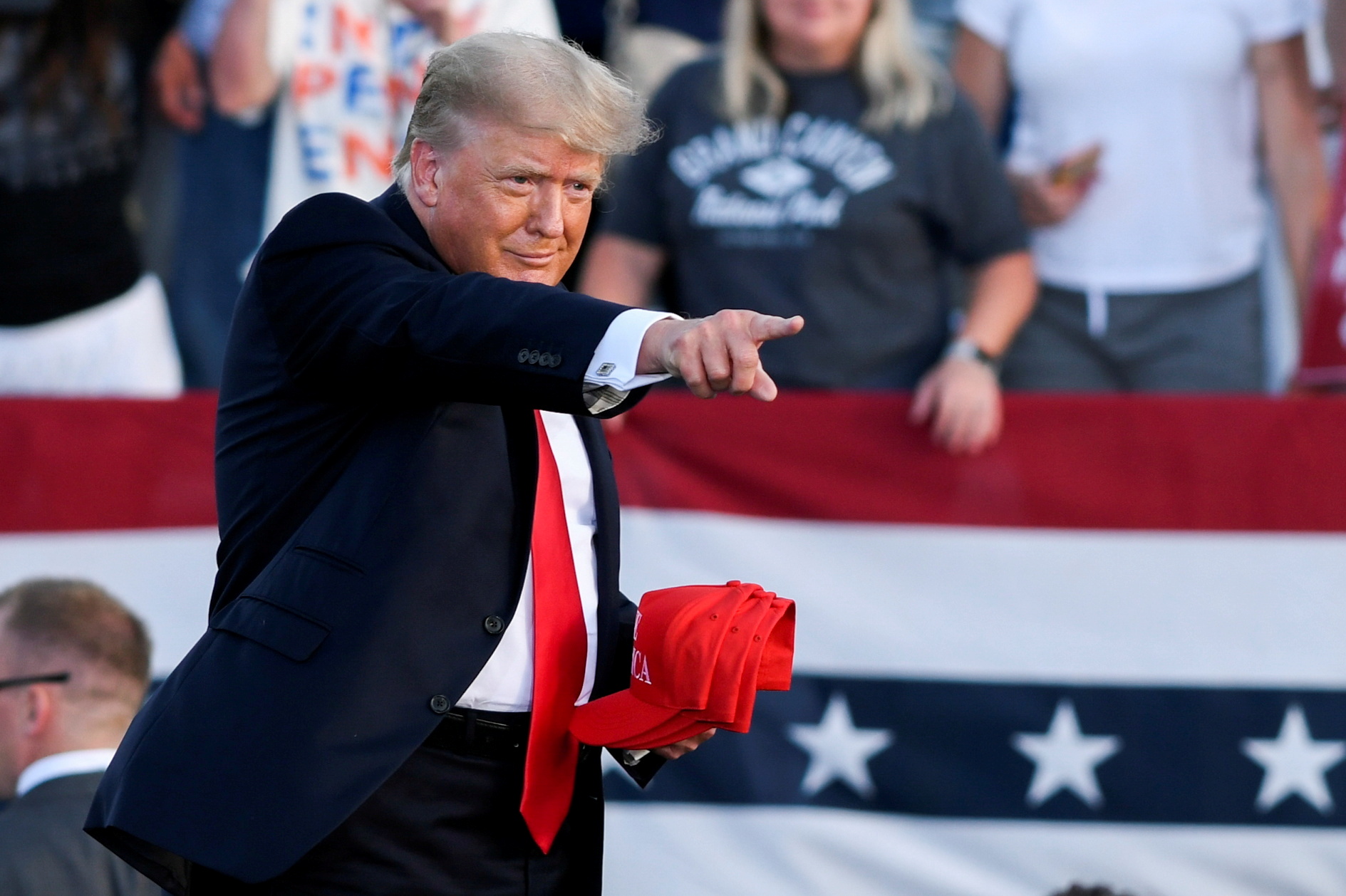 Tổng thống Biden lắc đầu, "bão" nổi lên phía ông Trump