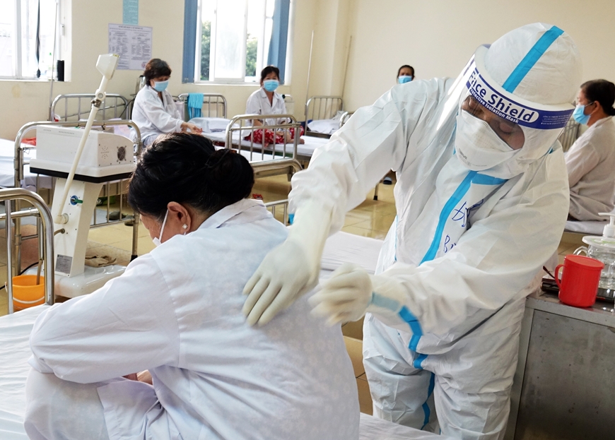 Ngày 26-10, số ca mắc và tử vong do Covid-19 trên cả nước cùng giảm sâu