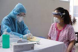 Tiêm vắc-xin bị hành nặng, vào viện phát hiện có thai, con bị ảnh hưởng không?
