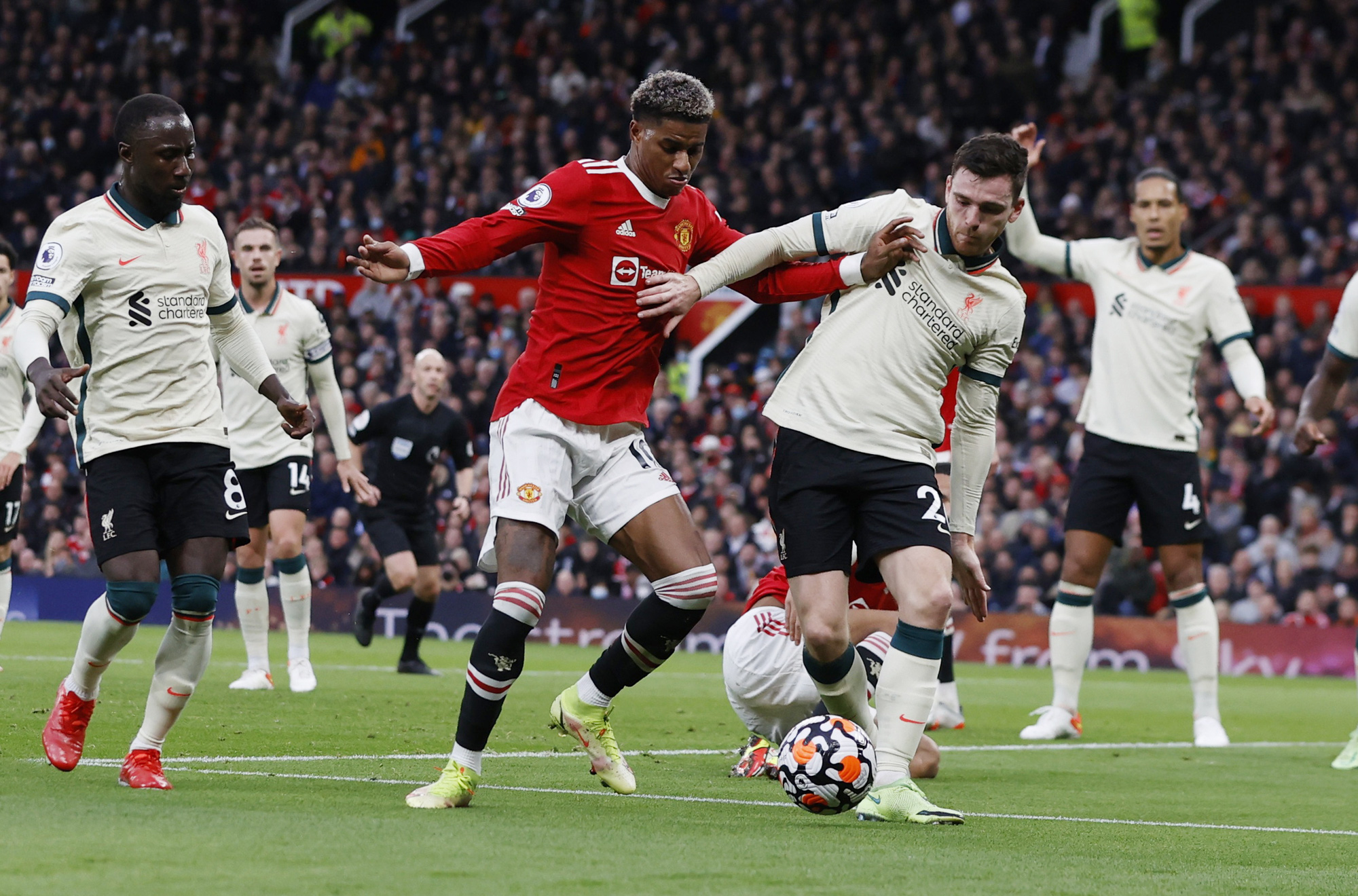Ole Gunnar Solskjaer mất điểm trong mắt cầu thủ Man United như thế n&agrave;o? - Ảnh 1.