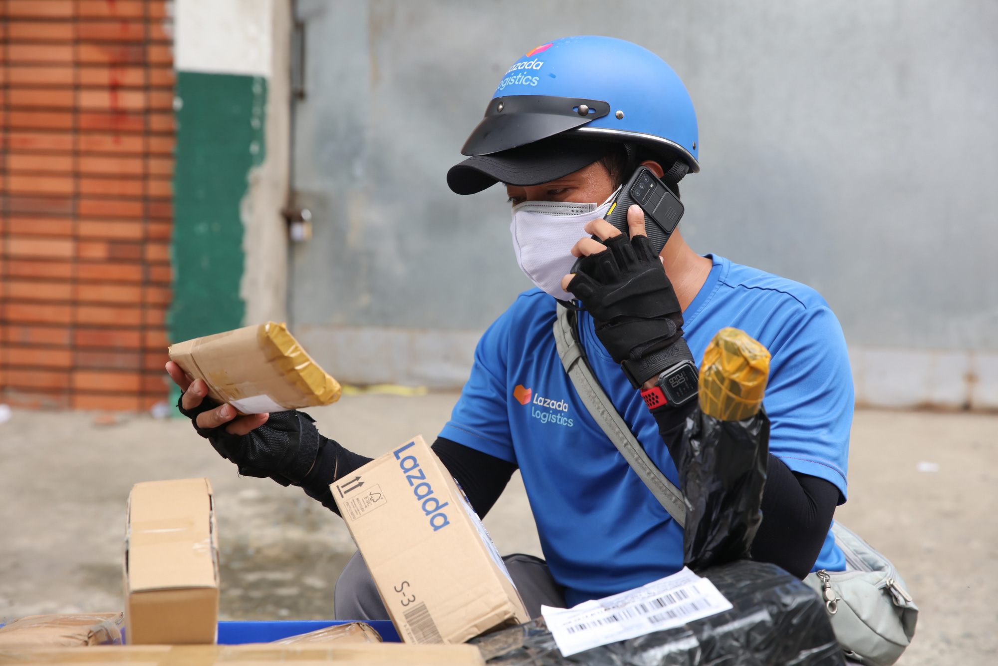 Người dùng chuộng mua sắm trên sàn thương mại điện tử - Ảnh 1.
