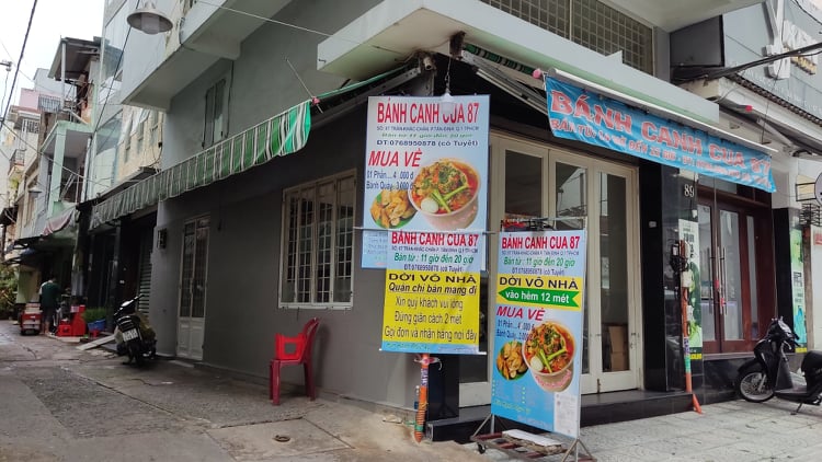 TP HCM: Kiến nghị hàng quán bán tại chỗ đóng cửa trước 21 giờ, phục vụ tối đa 50% công suất - Ảnh 1.