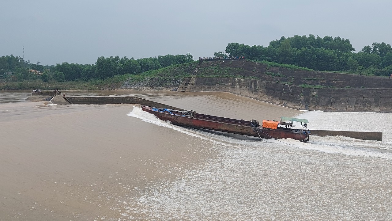 T&agrave;u chở đo&agrave;n c&aacute;n bộ gặp sự cố: Gi&aacute;m đốc Sở GTVT tỉnh Quảng Trị n&oacute;i g&igrave;? - Ảnh 2.