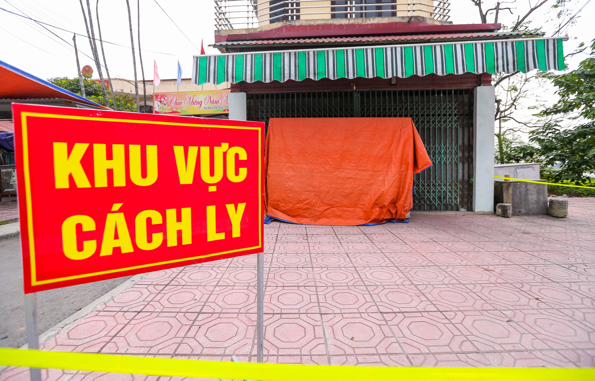 CLIP: Phong toả nhiều điểm li&ecirc;n quan đến nữ c&aacute;n bộ TAND huyện mắc Covid-19 - Ảnh 7.