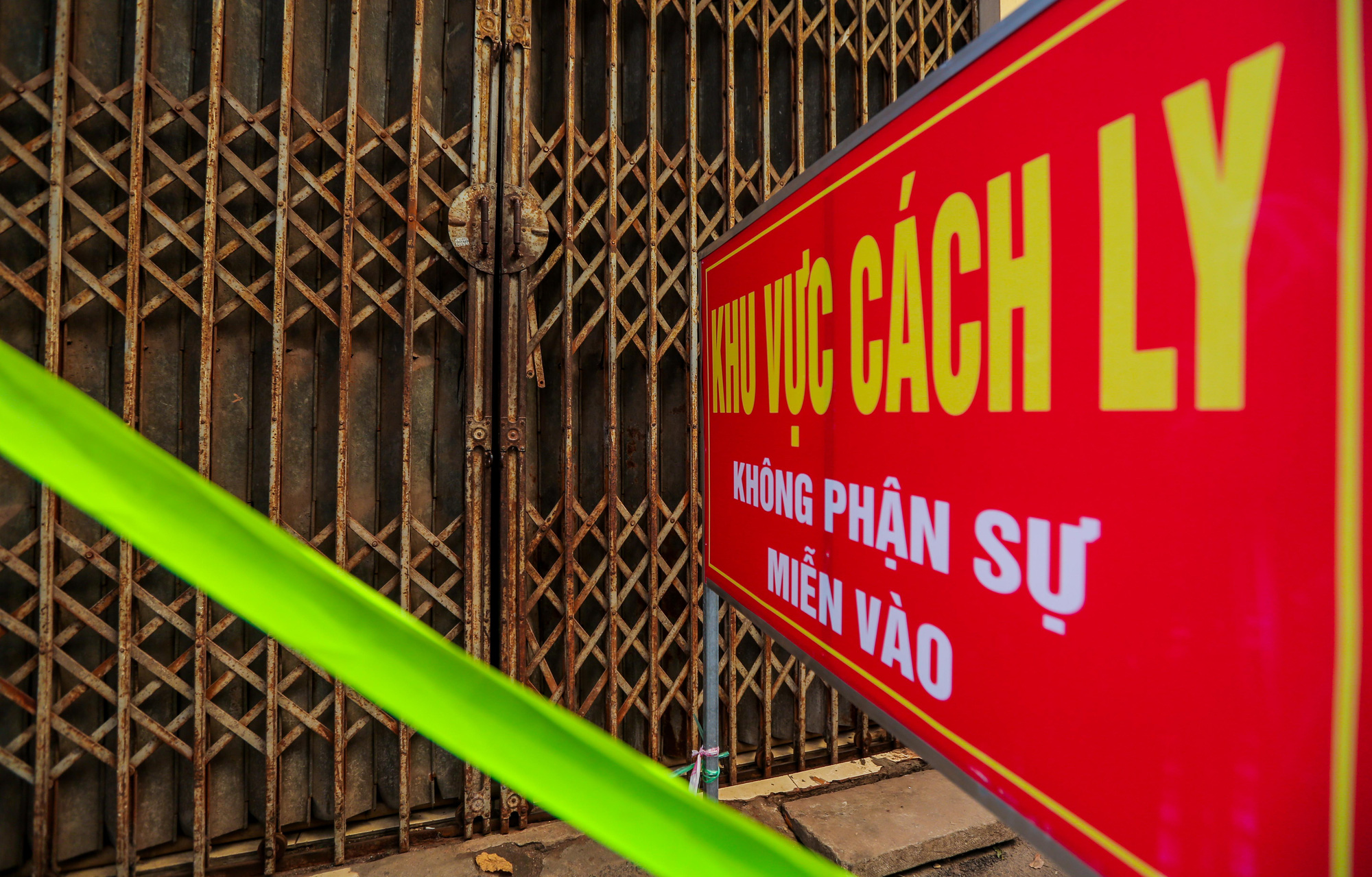 CLIP: Phong toả nhiều điểm li&ecirc;n quan đến nữ c&aacute;n bộ TAND huyện mắc Covid-19 - Ảnh 14.