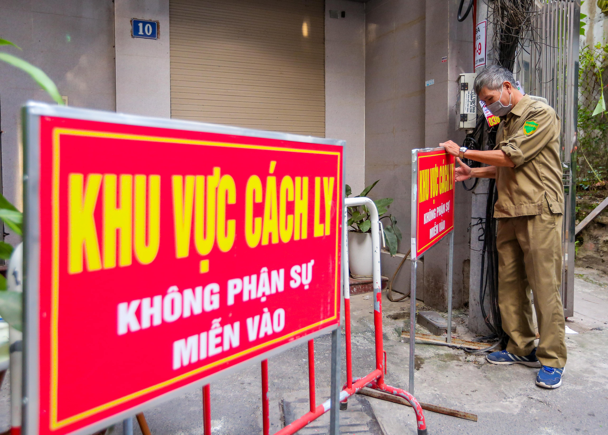 CLIP: Phong toả nhiều điểm liên quan đến nữ cán bộ TAND huyện mắc Covid-19