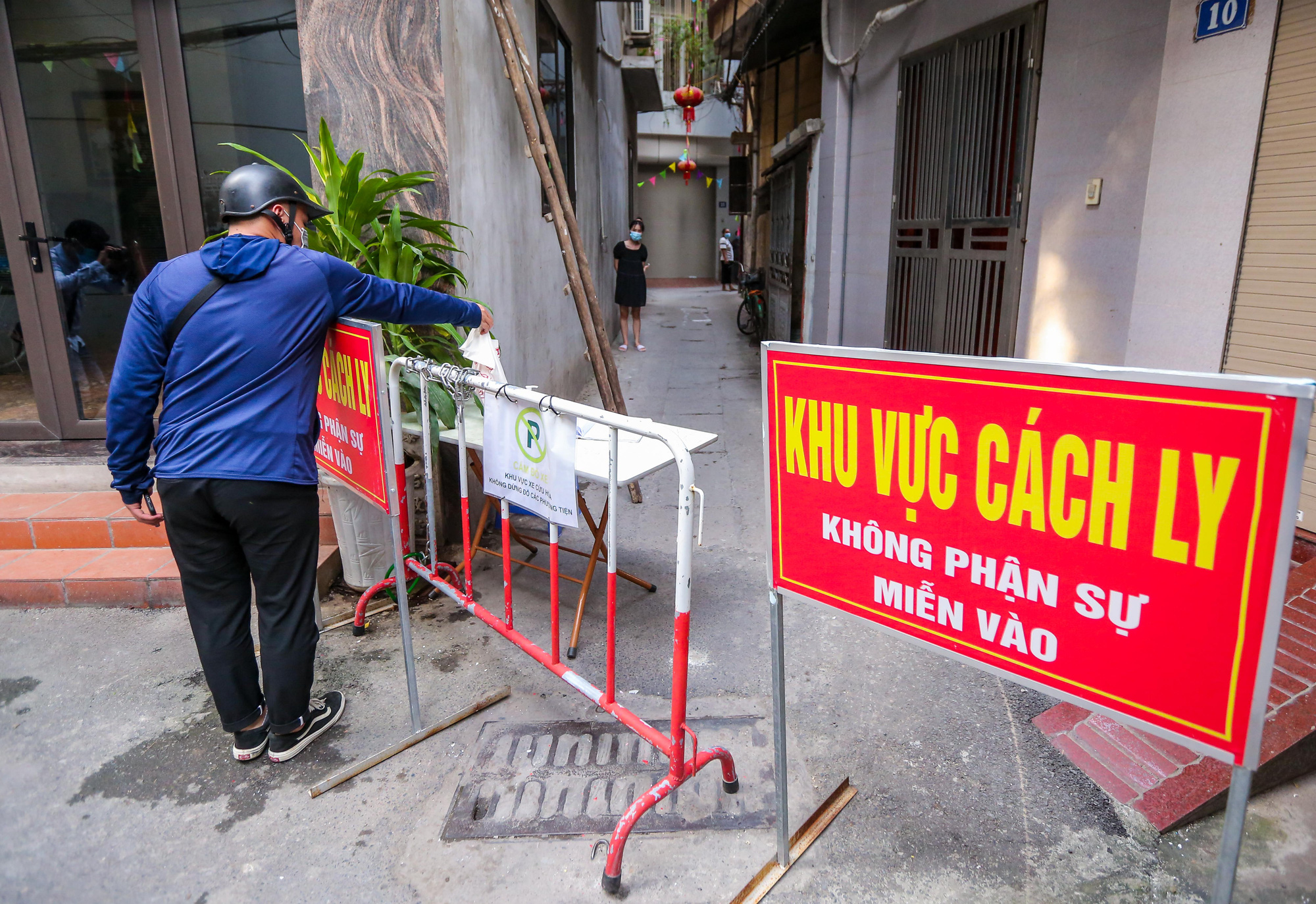 CLIP: Phong toả nhiều điểm li&ecirc;n quan đến nữ c&aacute;n bộ TAND huyện mắc Covid-19 - Ảnh 12.