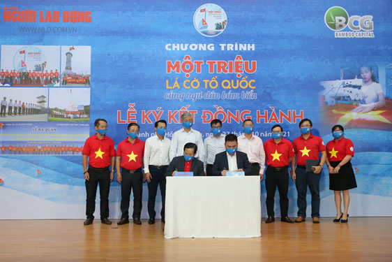 Th&ecirc;m 100.000 l&aacute; cờ Tổ quốc đến với ngư d&acirc;n - Ảnh 1.